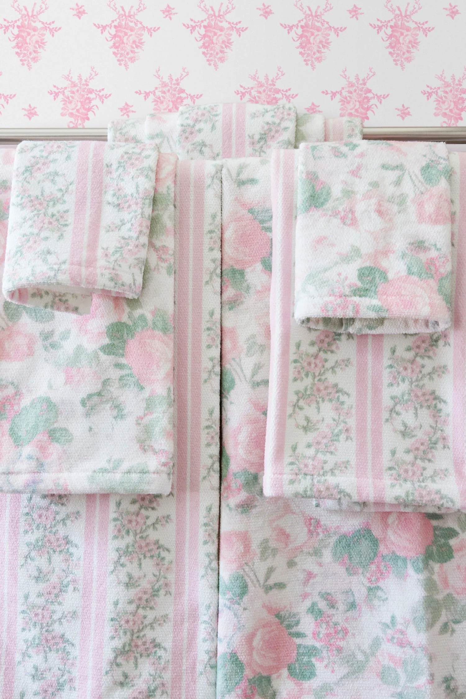 Rosie Arrangements Standard Wallpaper - Image 3